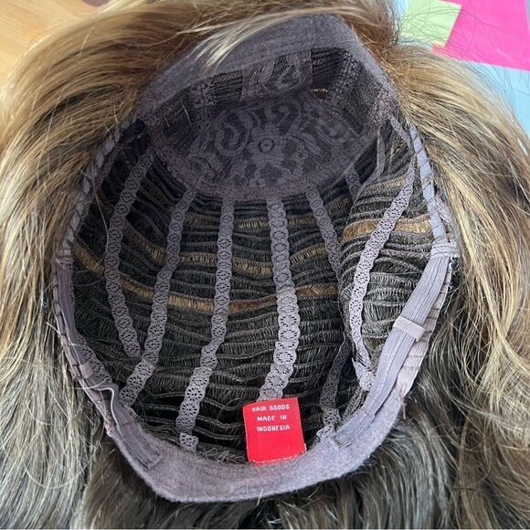 Wig Synthetic Fashion Wig. Never Worn. Sz: Avg. - Picture 8 of 8